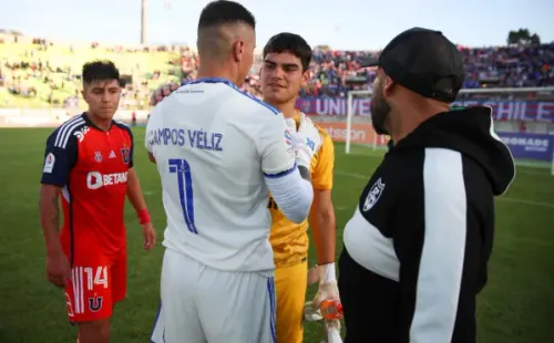 Cristóbal Campos se acercó a felicitar a Tomás López tras la victoria de la U. (Comunicaciones U. de Chile).