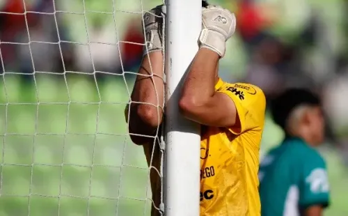 Tomás López después de recibir uno de los 10 goles de Universidad de Chile. (Photosport).