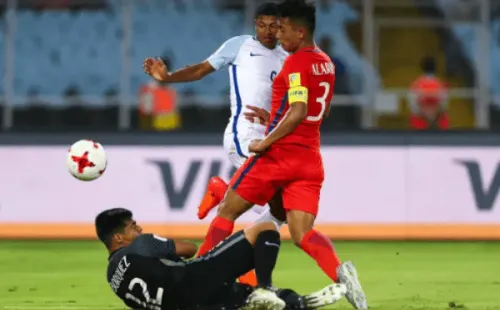 Junior Bórquez y Lucas Alarcón luchan con el delantero inglés Rhyan Brewster. (Getty Images).