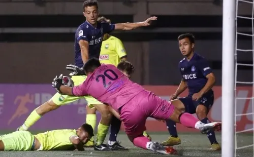 Junior Bórquez en acción por Deportes Colina ante la UC. (Photosport).