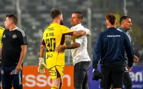Jorge Acuña se despide de Fernando de Paul tras la derrota de Santiago City ante Colo Colo. (Guille Salazar/RedGol).