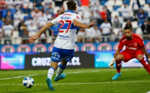 Lucas Melano en acción durante un Clásico Universitario. (Photosport).