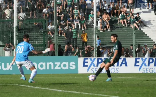 Lucas Melano venció con un derechazo entre las piernas al portero de Argentinos Juniors Federico Lanzillota. (Foto: Sarmiento de Junín).