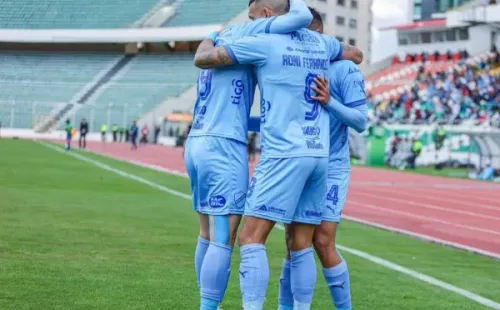 Bolívar festeja el 3-0 ante Vaca Díez: Ronnie Fernández es goleador del torneo. (Fotos Bolívar).