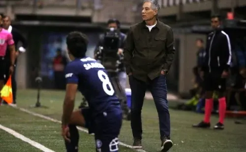Ariel Holan está en el foco por el último rendimiento de la UC. (Jonnathan Oyarzún/Photosport).