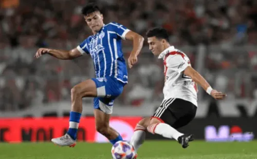 Thomas Galdames en acción ante River Plate. (Getty Images).