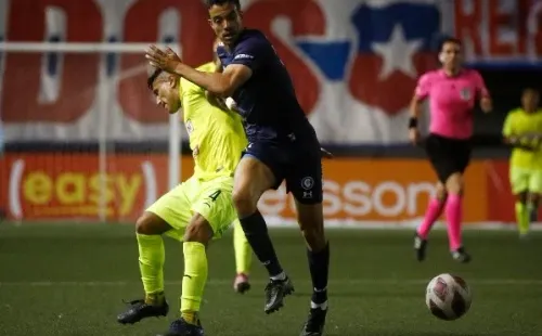 Franco di Santo lucha por una pelota en el 1-1 de la UC ante Deportes Colina. (Jonnathan Oyarzún/Photosport).