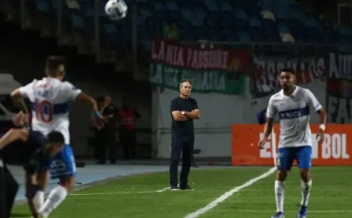 Ariel Holan vive su momento más complicado en la interna de la UC. Foto: Photosport.