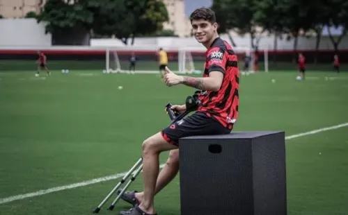 Ángelo Araos llegó a ver un entrenamiento del Goianiense en muletas. | Foto: Instagram