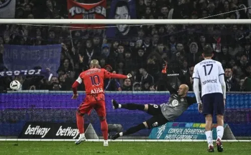 Lacazette anotó el penal y provocó el triunfo del Lyon en la agonía. Foto: IMAGO