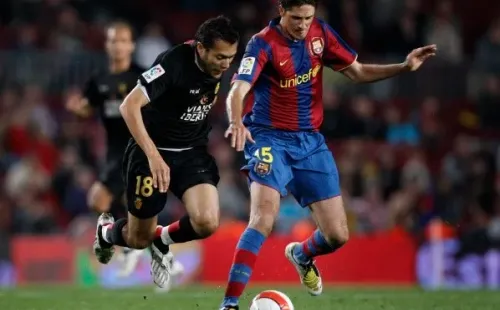 Edmílson lleva el balón ante la marca del venezolano Juan Arango. (Getty Images).