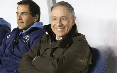 Ariel Holan está lejos de vivir los días más sonrientes en la UC. (Photosport).