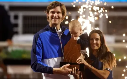 Nicolás Jarry junto a su hijo Juan y su esposa Laura tras coronarse campeón del Chile Open. | Foto: Photosport