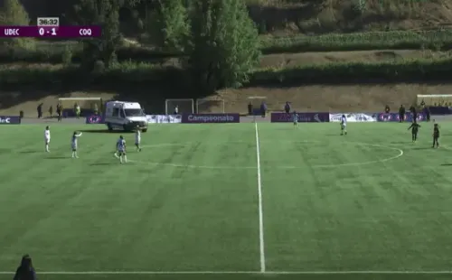 La ambulancia entrando a la cancha menos de un minuto después del desplome de María José Peña. | Captura