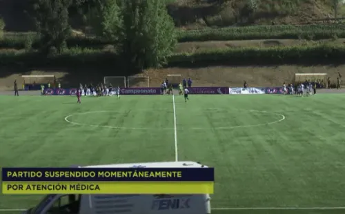 Dos minutos y 15 segundos después de entrar a la cancha, la ambulancia abandonó el recinto con María José Peña dentro. | Captura