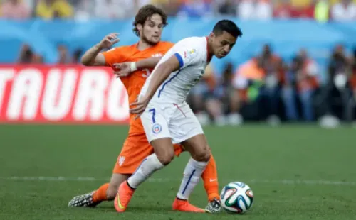 Alexis Sánchez dejó ‘mareado’ a Daley Blind. (Getty Images).