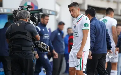 Así salió Osvaldo Bosso de la cancha en el estadio Bicentenario Municipal de La Florida. (Dragomir Yankovic/Photosport)