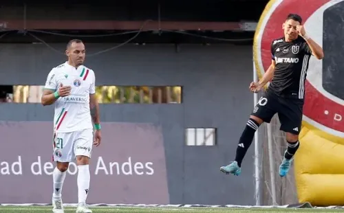 Chorri Palacios festeja el segundo gol de la U ante Audax Italiano. Marcelo Díaz lo lamenta. (Dragomir Yankovic/Photosport).