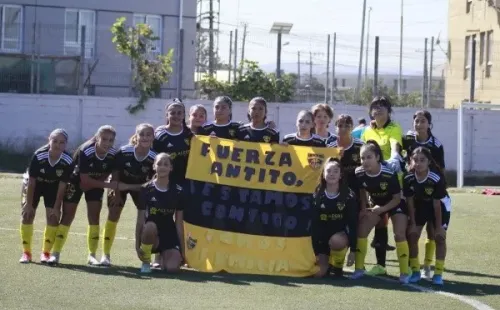 Las jugadoras del Almirante y su lienzo. | Fernández Vial