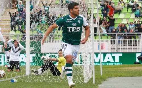 Lionel Altamirano festeja un gol para Santiago Wanderers. También jugó en Puerto Montt y U. de Concepción. (Photosport).