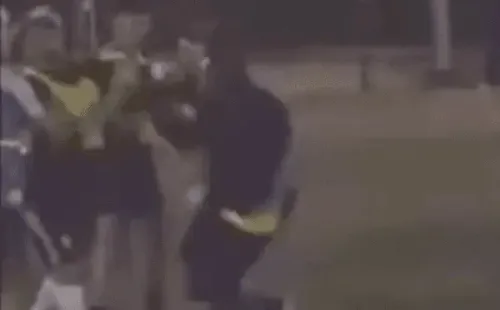 La pelea entre Kai Molinellii y Chapu Martínez obligó a los presentes a intervenir para evitar un desastre más grande. Foto: Twitter.
