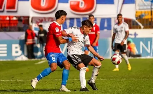 El momento del codazo de Leonardo Gil a Nacho Saavedra. (Guille Salazar/RedGol).