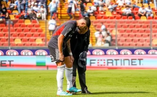 Matías de los Santos conversa con uno de los médicos de Colo Colo, Cristóbal Sáez. (Guille Salazar/RedGol).