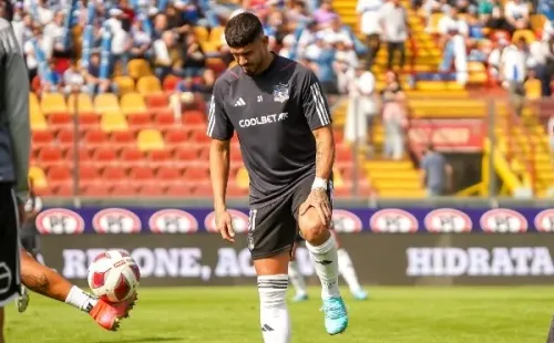 Matías de los Santos presentó molestias en la rodilla durante el calentamiento del clásico entre la UC y Colo Colo. (Guille Salazar/RedGol).