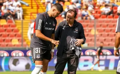 Matías de los Santos le explica la molestia en la rodilla a Cristóbal Sáez, traumatólogo de Colo Colo. (Guille Salazar/RedGol).