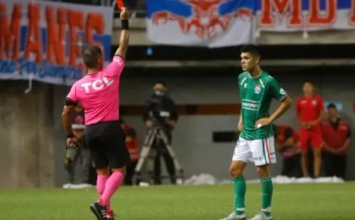 El festival de rojas de Nicolás Gamboa ahora le costará sólo ocho fechas. Foto: Photosport.