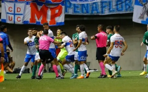 Gamboa dirigiendo el controvertido encuentro en La Florida (Photosport)