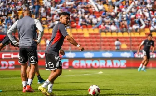 Jordhy Thompson en el calentamiento del clásico que Colo Colo igualó sin goles con la UC. (Guille Salazar/RedGol).