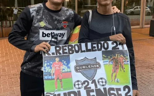 Raimundo Rebolledo posa con Jhonatan Jesus, un fanático suyo que llegó a la concentración de Ñublense en Río de Janeiro, Brasil. (Foto: Ñublense).