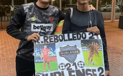 Ñublense posteó una foto de Raimundo Rebolledo con Jhonatan Jesús, un fanático brasileño especialista en alentar jugadores. (Captura).