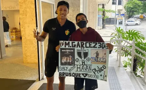 Brusque FC publicó la foto de Jhonatan Jesus con Mauricio Garcez (Captura).