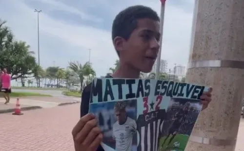 Jhonatan Jesus alienta a Matías Esquivel. (Captura).