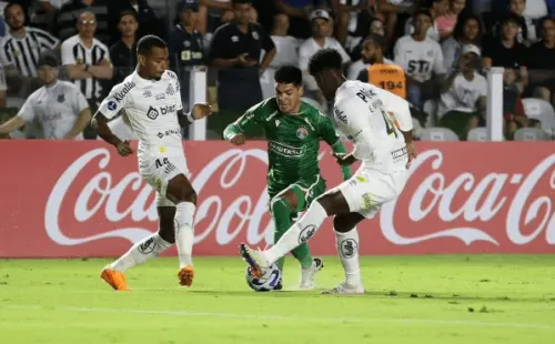 Fernando Juárez en acción durante el duelo que Audax Italiano igualó 0-0 ante Santos en Brasil.
