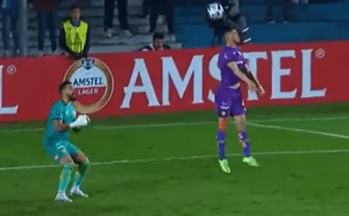 Wilker Ángel le hizo un globito de cabeza al arquero de su equipo, Hernán Galindez. Aucas cayó ante Racing Club con este autogol. (Captura ESPN).