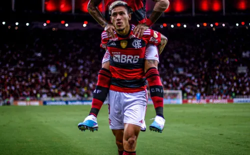 Vidal festeja junto a Pedro uno de los goles del delantero (Foto: Flamengo)