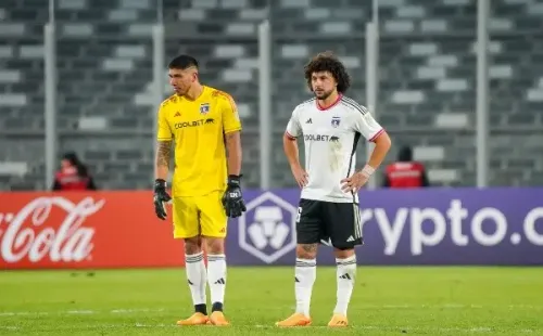 Cortés y Falcón miran molestos como los tontitos de siempre empañaron el triunfo de Colo Colo. | Foto: Guille Salazar / RedGol
