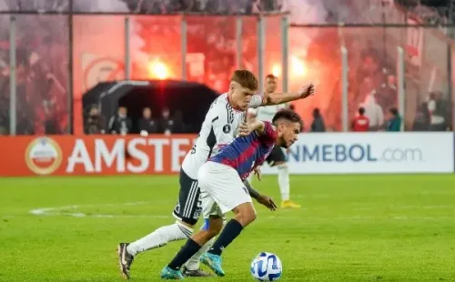 Mientras Colo Colo y Monagas intentaban jugar al fútbol, los tontitos de siempre se preocupaban de animar su propio show. Pobre espectáculo que por cierto nadie quería ver, solo ellos. | Foto: Guille Salazar / RedGol