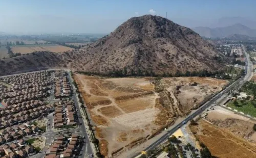 El terreno del nuevo Juan Pinto Durán estaría ubicado a los pies de un terreno en el Cerro El Plomo. | Foto: La Tercera.