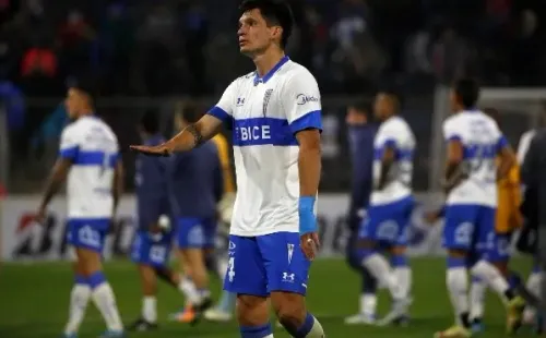 Alfonso Parot pide calma a los hinchas de la UC en el duelo ante Flamengo. (Photosport)