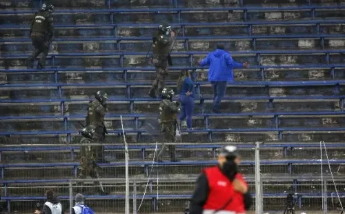 Carabineros de Chile en el estadio San Carlos Apoquindo en el duelo de la UC ante Flamengo. (Photosport).