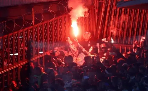 Bengalas en el partido de Colo Colo vs. River Plate en la Copa Libertadores 2022. La Conmebol clausuró el Monumental por un partido tras eso. (Photosport).