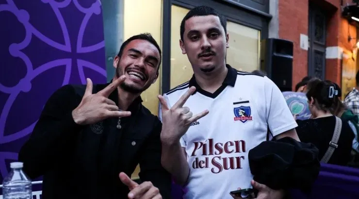 Hasta una camiseta de Colo Colo apareció en el encuentro del plantel y los hinchas del Toulouse. Foto: Comunicaciones Toulouse.