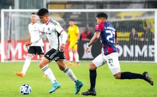 Damián Pizarro en acción por Colo Colo ante Monagas. (Guille Salazar/RedGol).