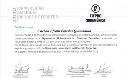 El diploma de Esteban Paredes.