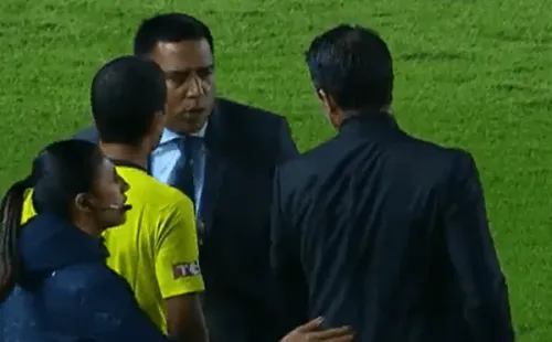 César Farías reprochó a Fernando Gago en el partido que Racing le ganó sobre la hora al Aucas. (Captura ESPN).