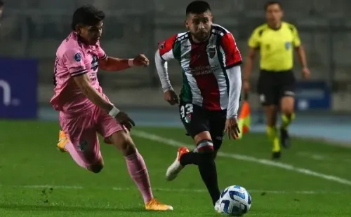 Ariel Martínez en acción ante Estudiantes de Mérida. (Jorge Loyola/Photosport).